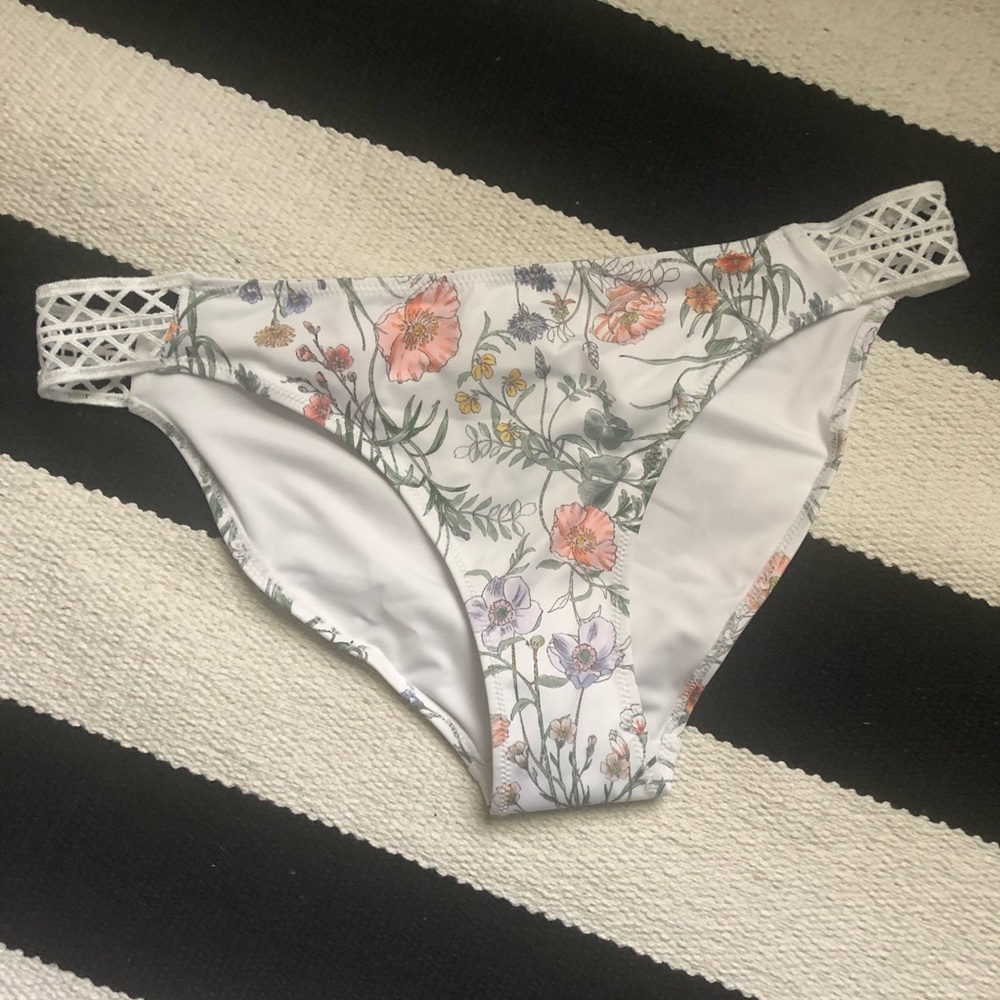 H&M floral bikini bottoms 👙 🌿🌸